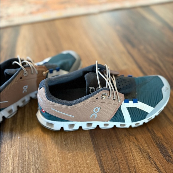 On Running Women’s Athletic Shoes - Picture 3 of 5